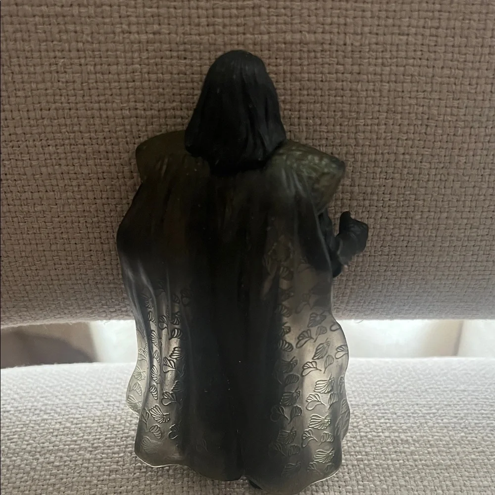 Black and Gray Action Figure - Picture 5 of 5